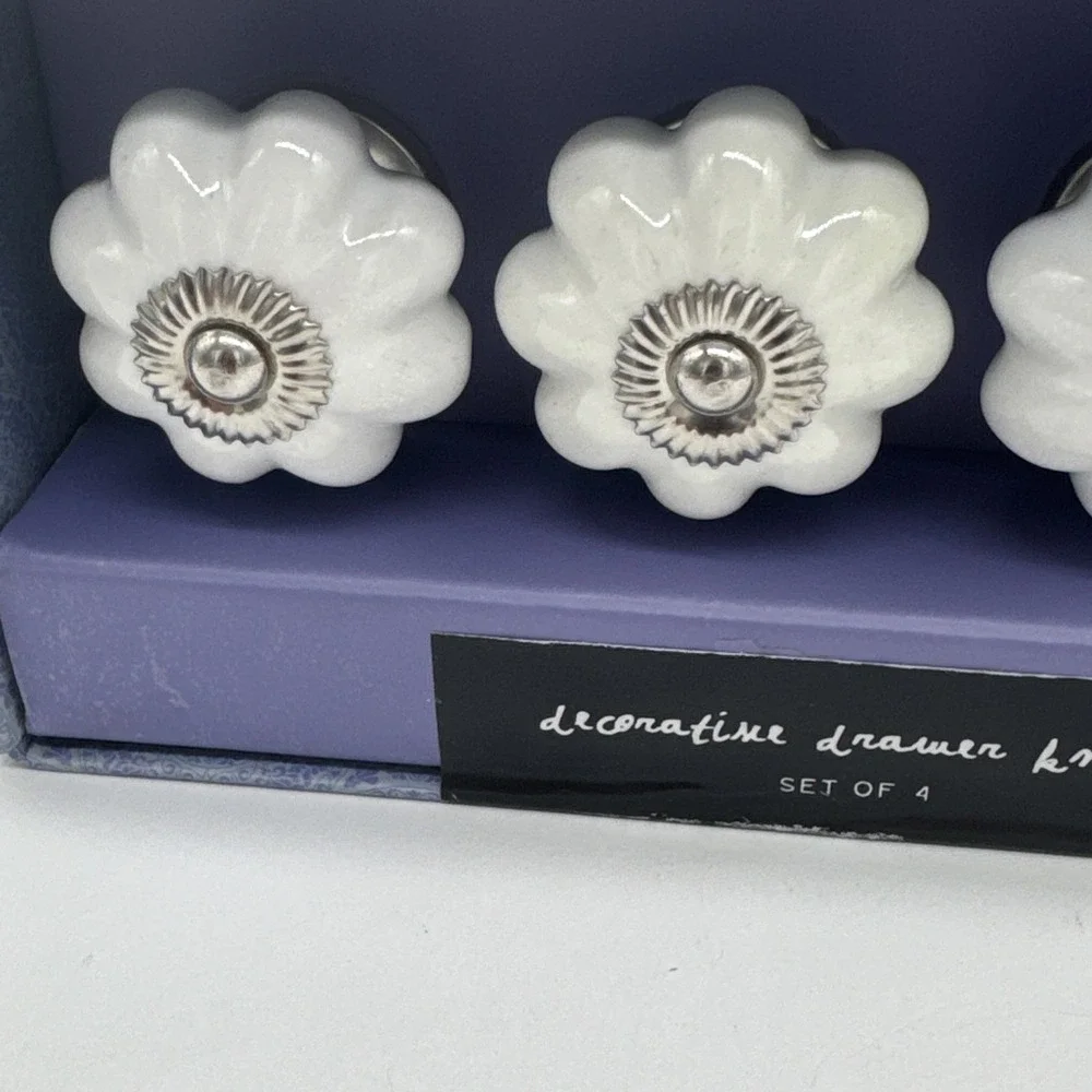 Home Essentials Drawer Pull Knobs Round White And Silver Floral Set of‎ 4 New